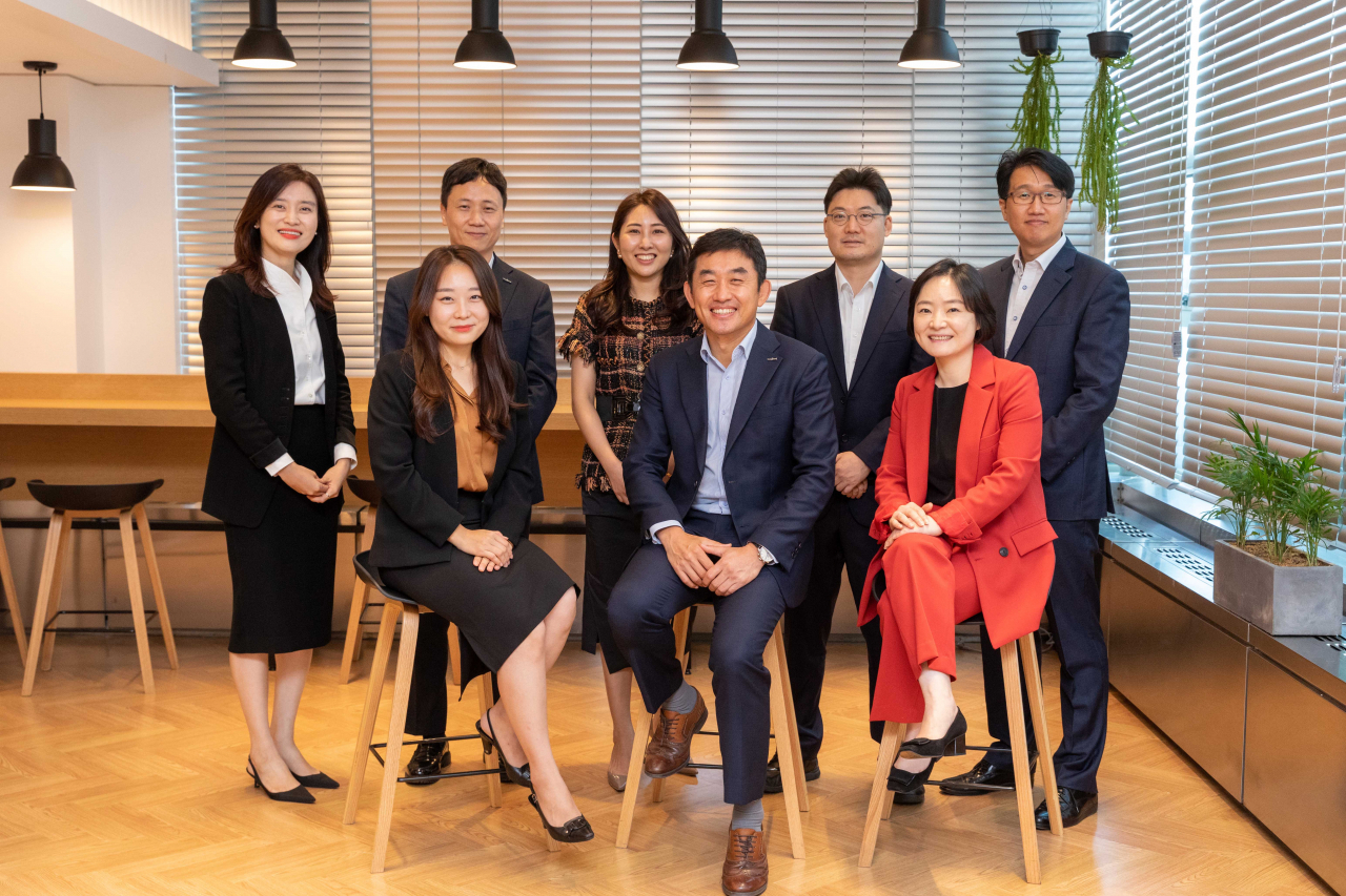 유성원(앞줄 가운데) 한국투자증권 GWM전략담당 상무와 부서원들이 여의도 본사에서 조직 신설을 맞아 기념촬영을 하고 있다 .[한국투자증권 제공]