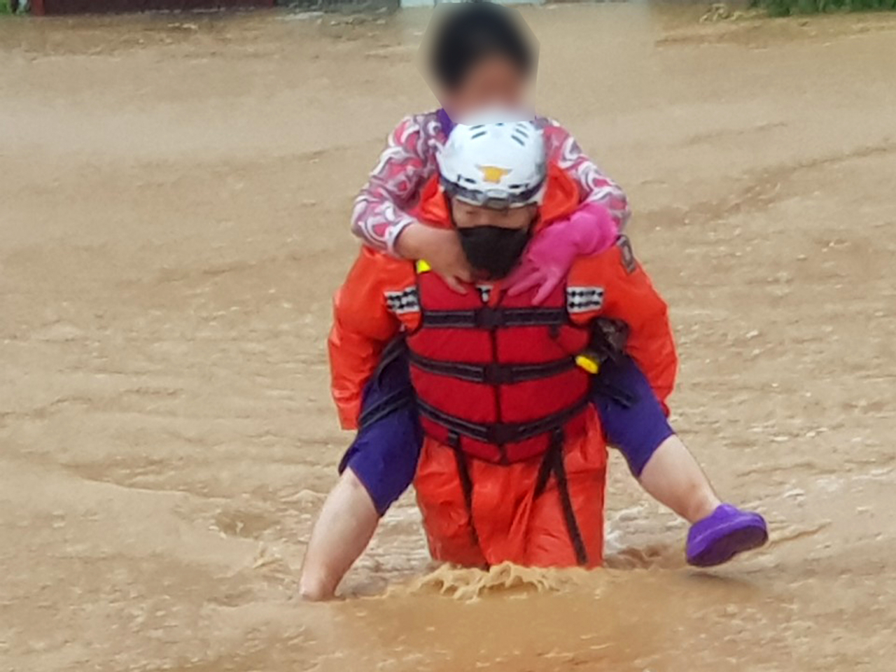 제10호 태풍 '하이선' 영향으로 많은 비가 내리면서 7일 오전 경북 경주시 현곡면 나원3리가 일부 침수돼 경북 경주소방서 대원이 출동해 주민을 구조하고 있다. [경주소방서 제공]