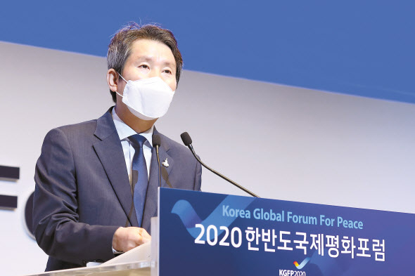 이인영 통일부장관은 7일 ‘2020 한반도국제포럼’ 개회사에서 현재 한반도는 분단의 고착화와 평화번영이라는 서로 다른 미래의 교차점에 서있다고 밝혔다. ‘평화와 번영의 한반도: 과거, 현재, 미래’를 주제로 오는 9일까지 진행되는 포럼은 코로나19 상황을 고려해 원격 토론회 방식으로 진행된다. [통일부 제공]