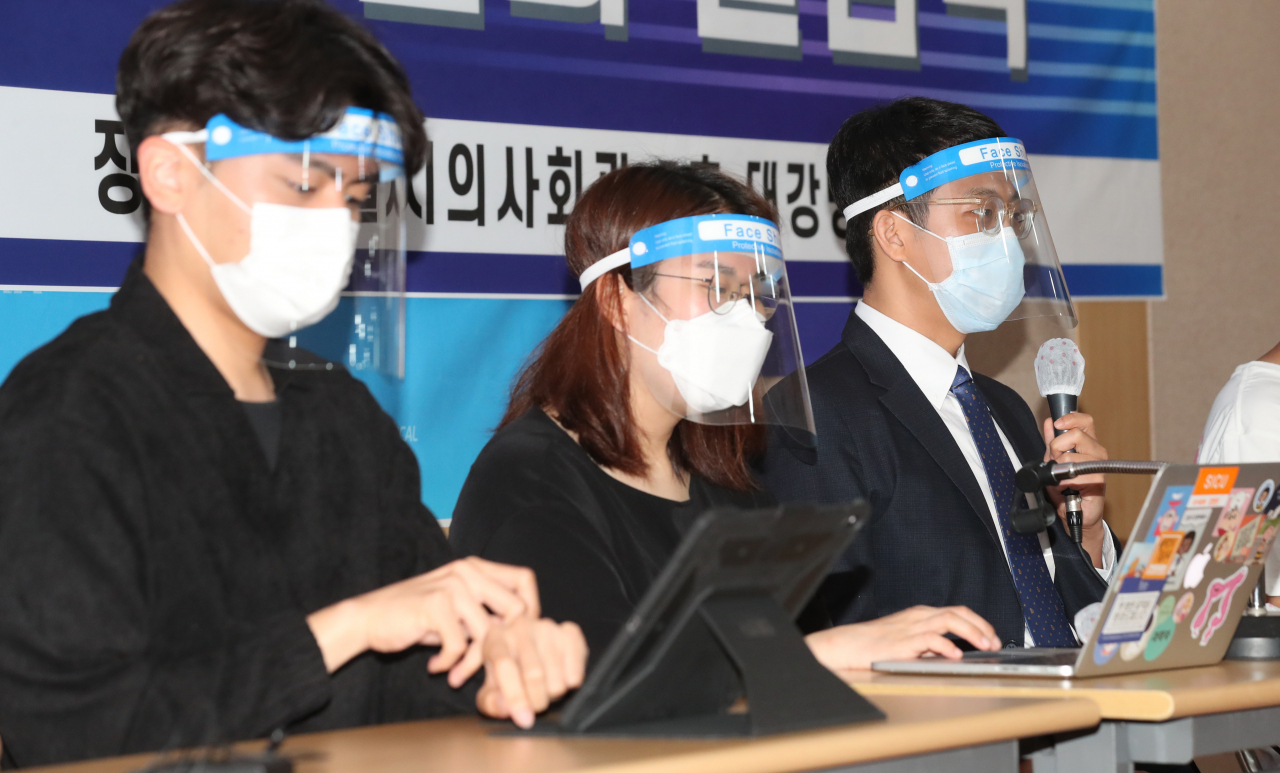 지난 1일 오전 진행된 서울 영등포구 서울특별시의사회에서 젊은의사 비상대책위원회 출범식. 왼쪽부터 조승현 대한 의과대학교 의학전문대학원 학생협회 회장, 박지현 대한전공의협의회 비대위원장, 김지성 전임의 비상대책위 위원장. 연합뉴스