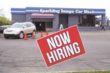 미국 인디애나폴리스의 한 세차장이 직원 채용을 알리는 팻말을 내걸어 둔 모습. [AP]