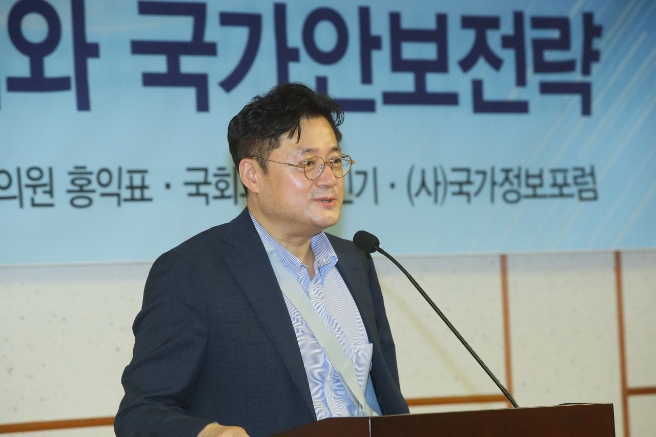 홍익표 더불어민주당 의원이 지난 8일 국회 의원회관에서 더불어민주당 홍익표, 김민기 의원과 국가정보포럼 공동주최로 열린 '코로나19시대 동북아 질서와 국가안보전략' 세미나에서 인사말하고 있다. [연합]