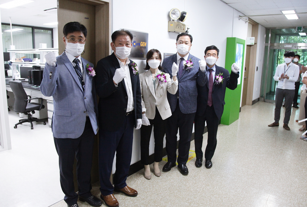 1000호 연구소기업 ‘원큐어젠’ 현판식 모습. 왼쪽부터 장관영 원큐어젠 대표이사 장관영, 최형권 아이큐어 대표이사, 김보경 생명연 유전체맞춤의료전문연구단 박사, 김장성 생명연 원장, 이홍원 생명연 바이오경제혁신사업부장. [한국생명공학연구원 제공]