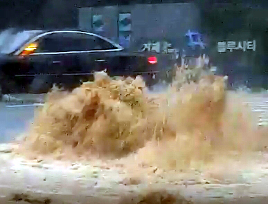 제10호 태풍 '하이선' 영향으로 강한 비바람이 몰아친 7일 오전 경남 거제시 상동 한 도로 하수도가 역류하고 있다. [연합]