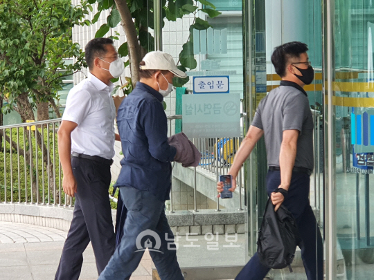 선거법 위반 혐의로 검찰 수사를 받다 잠적한 황주홍(민주평화당·고흥보성장흥강진) 전 국회의원이 7일 오전 체포돼 광주지검 순천지청으로 압송되고 있다. [남도일보 제공]