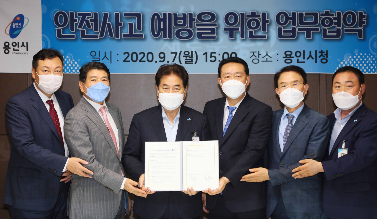 백군기 용인시장과 한경보 한국건설안전협회 회장(오른쪽 세 번째)이 협약체결 후 관계자들과 기념사진을 찍고 있다. [용인시 제공]