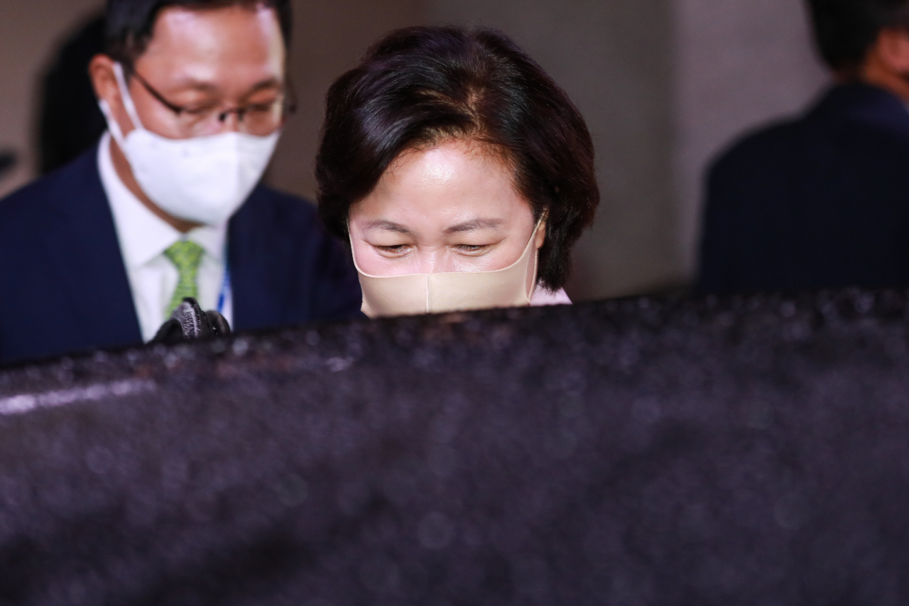 추미애 법무부 장관이 지난 7일 오전 국회에서 열린 본회의 참석을 마친 뒤 차량에 오르고 있다. [연합]