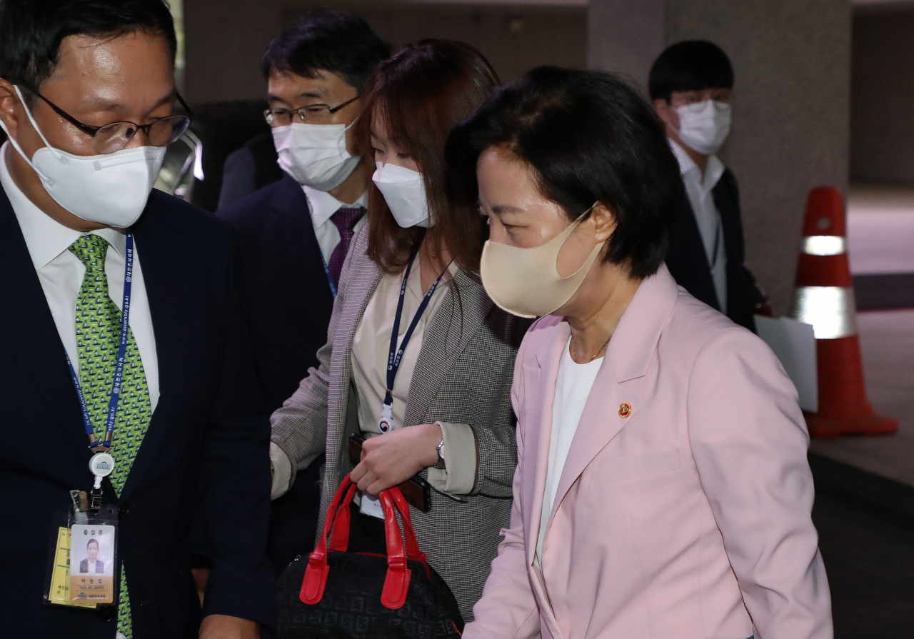 추미애 법무부 장관이 7일 오전 국회 본회의가 끝난 뒤 국회 본청 현관을 나서고 있다. [연합]