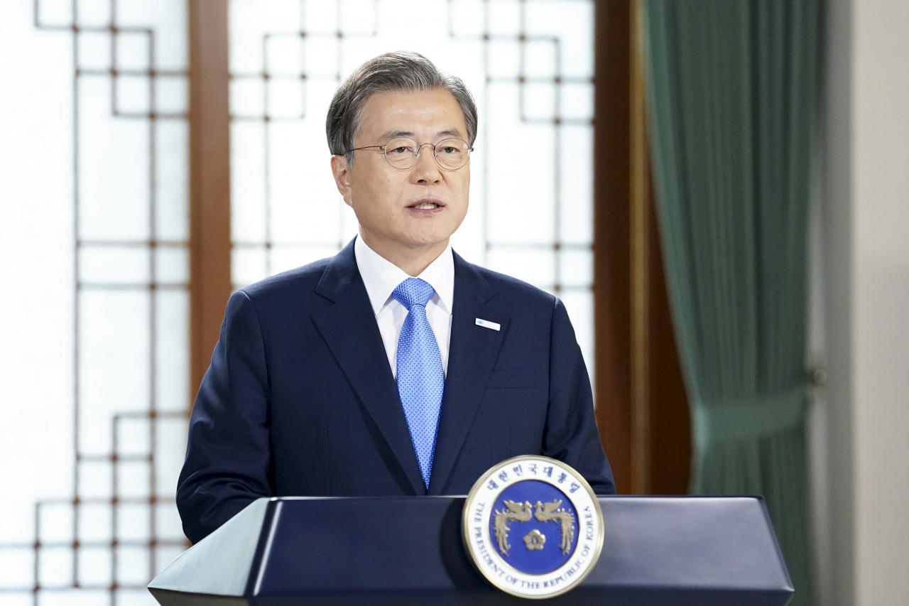 문재인 대통령이 7일 제1회 '푸른 하늘의 날'을 기념해 영상으로 기념사를 전하고 있다. '푸른 하늘의 날'은 우리나라의 제안으로 만들어진 첫 유엔기념일이다. [연합]