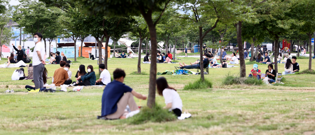 6일 오후 서울 여의도한강공원에서 시민들이 시간을 보내고 있다. [사진=연합뉴스]
