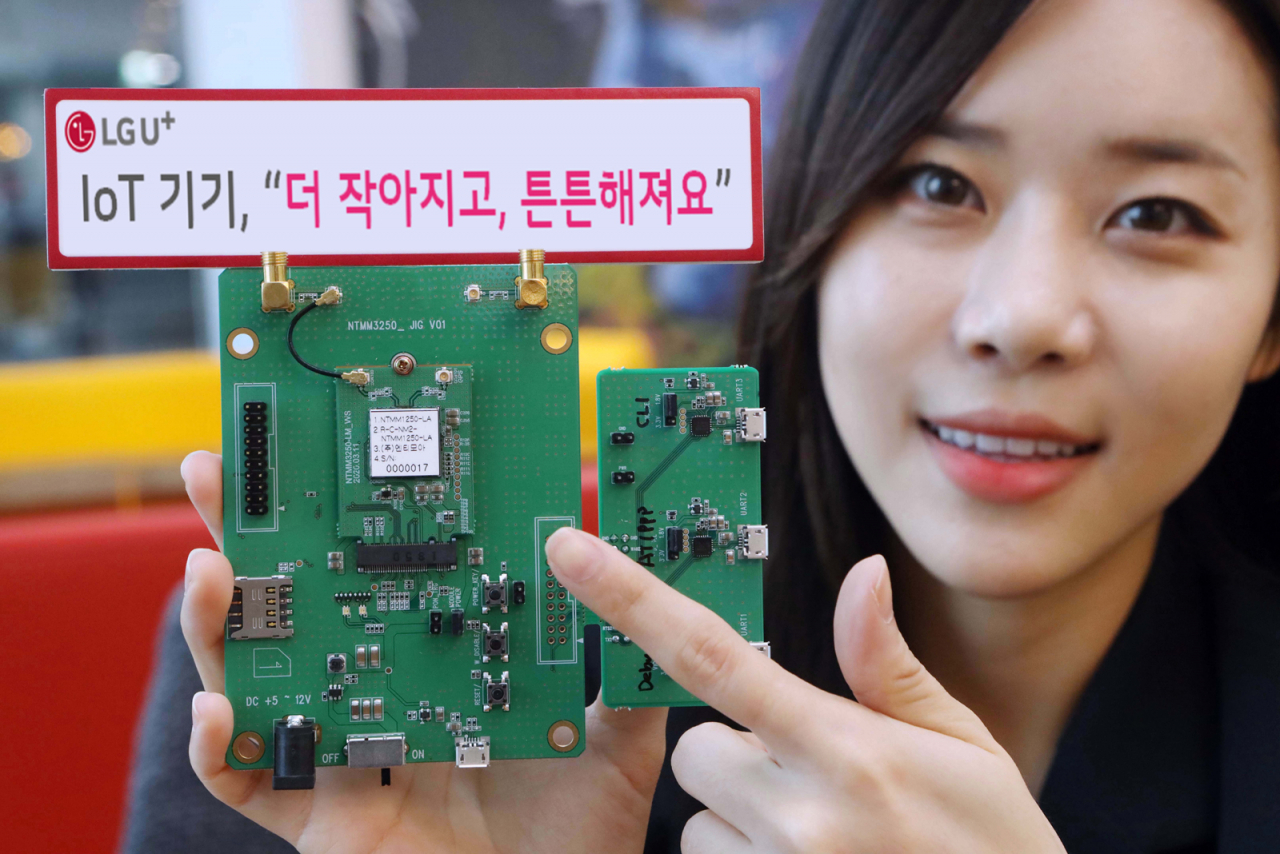 LG유플러스가 ‘iUICC’ 상용화 인증을 완료했다고 8일 밝혔다. 사진은 iUICC 기반의 통신 모듈을 시험용 보드에 부착한 모습. [LG유플러스 제공]