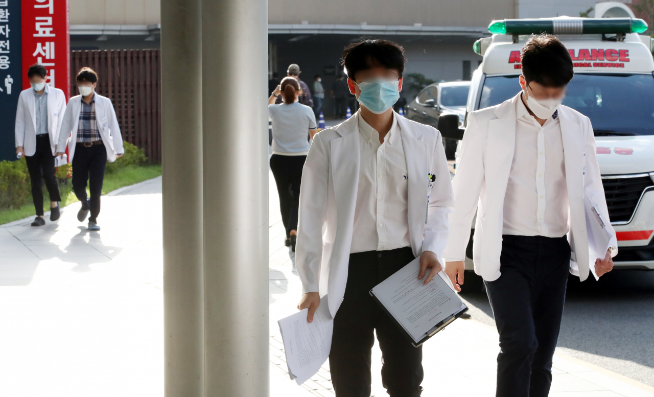 전공의들이 집단휴진을 벌인 지 18일 만에 업무에 복귀한 8일 오전 서울 종로구 서울대학교병원에서 전공의들이 회진을 가고 있다. 연합뉴스