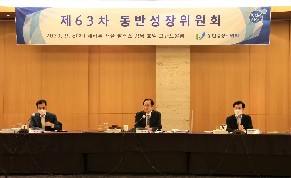8일 오전 열린 제63차 동반성장위원회에서 2019년 동반성장지수를 공표하고 있다.[동반성장위원회 제공]