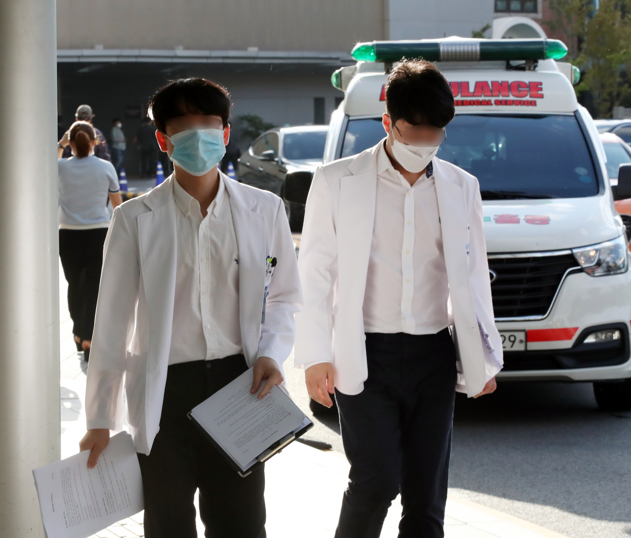 전공의들이 집단휴진을 벌인 지 18일 만에 업무에 복귀한 8일 오전 서울 종로구 서울대병원에서 전공의들이 회진을 가고 있다. [연합]