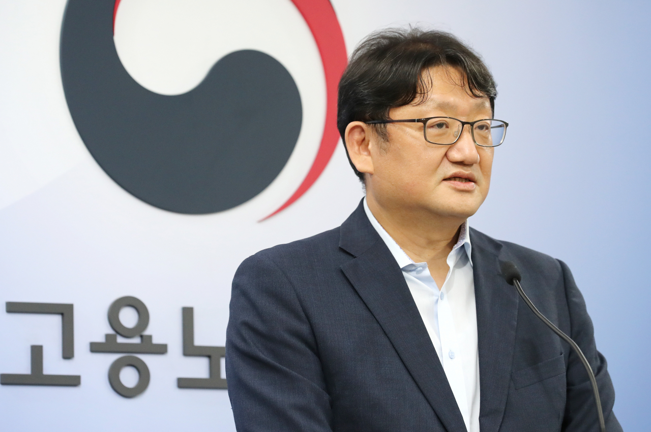 권기섭 고용노동부 고용정책실장이 지난 7일 세종시 정부세종청사에서 특수형태근로종사자의 고용보험 적용 확대를 주요 내용으로 하는 고용보험법 및 고용산재보험징수법 국무회의 의결 예정과 관련해 사전 브리핑을 하고 있다. [연합]