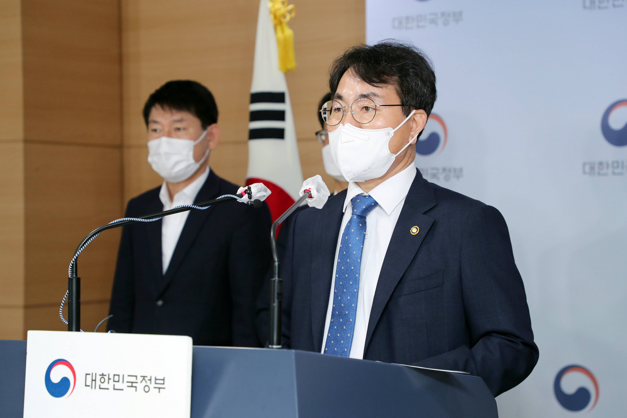 이재영 행정안전부 차관이 8일 오전 서울시 종로구 세종대로 정부서울청사 3층 합동브리핑실에서 '보건복지부-질병관리청 하부조직 개편' 내용을 발표하고 있다. 그는 이 자리서 오는 12일부터 질병관리본부를 질병관리청으로 승격하기로 했다고 밝혔다. 정원도 기존 대비 42% 늘어난 1476명 규모로 커진다. 또 보건복지부는 보건 분야를 전담하는 차관을 신설해 복지·보건 복수차관제를 도입하면서 44명을 보강키로 했다고 전했다. [행정안전부 제공]