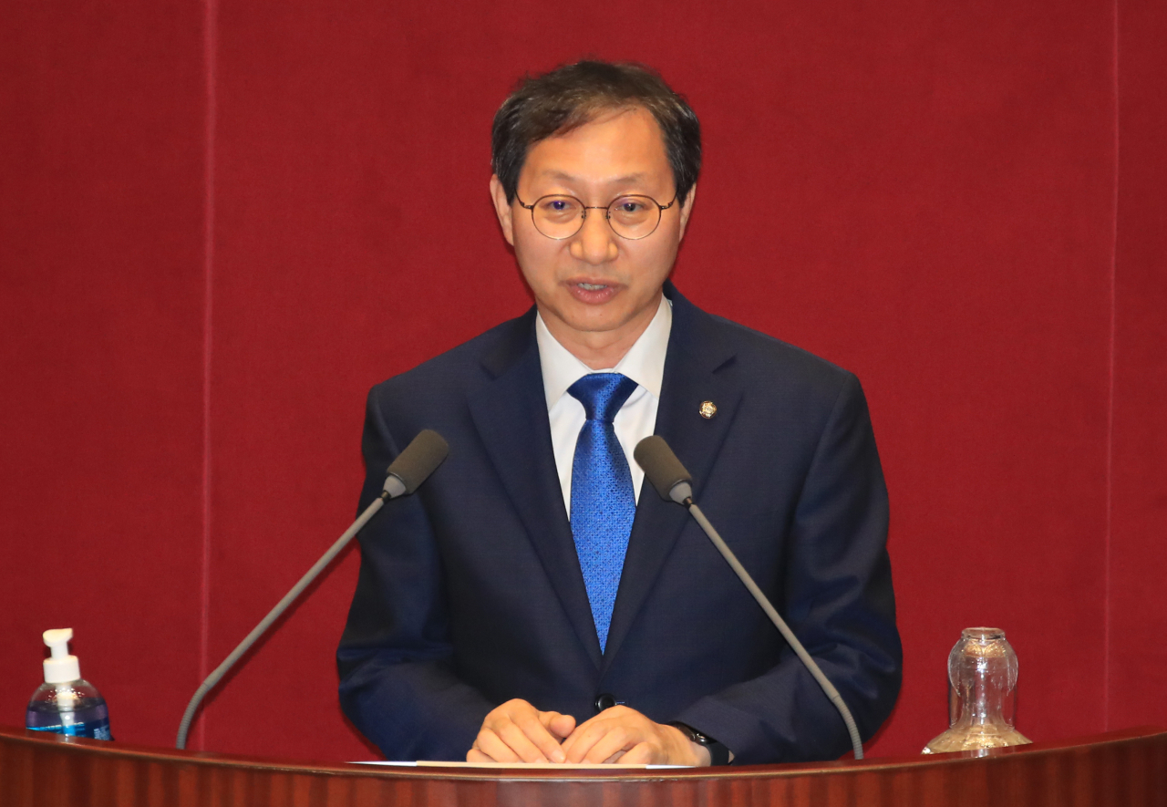 김성주 더불어민주당 의원이 4일 오후 국회 본회의에서 제안설명을 하고 있다. [연합]