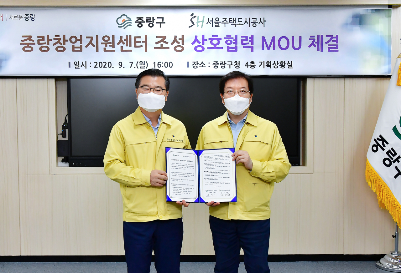 류경기(왼쪽) 중랑구청장과 김세용 서울도시주택공사 사장이 ‘중랑창업지원센터’ 조성 업무협약 기념촬영을 하고 있다. [중랑구 제공]