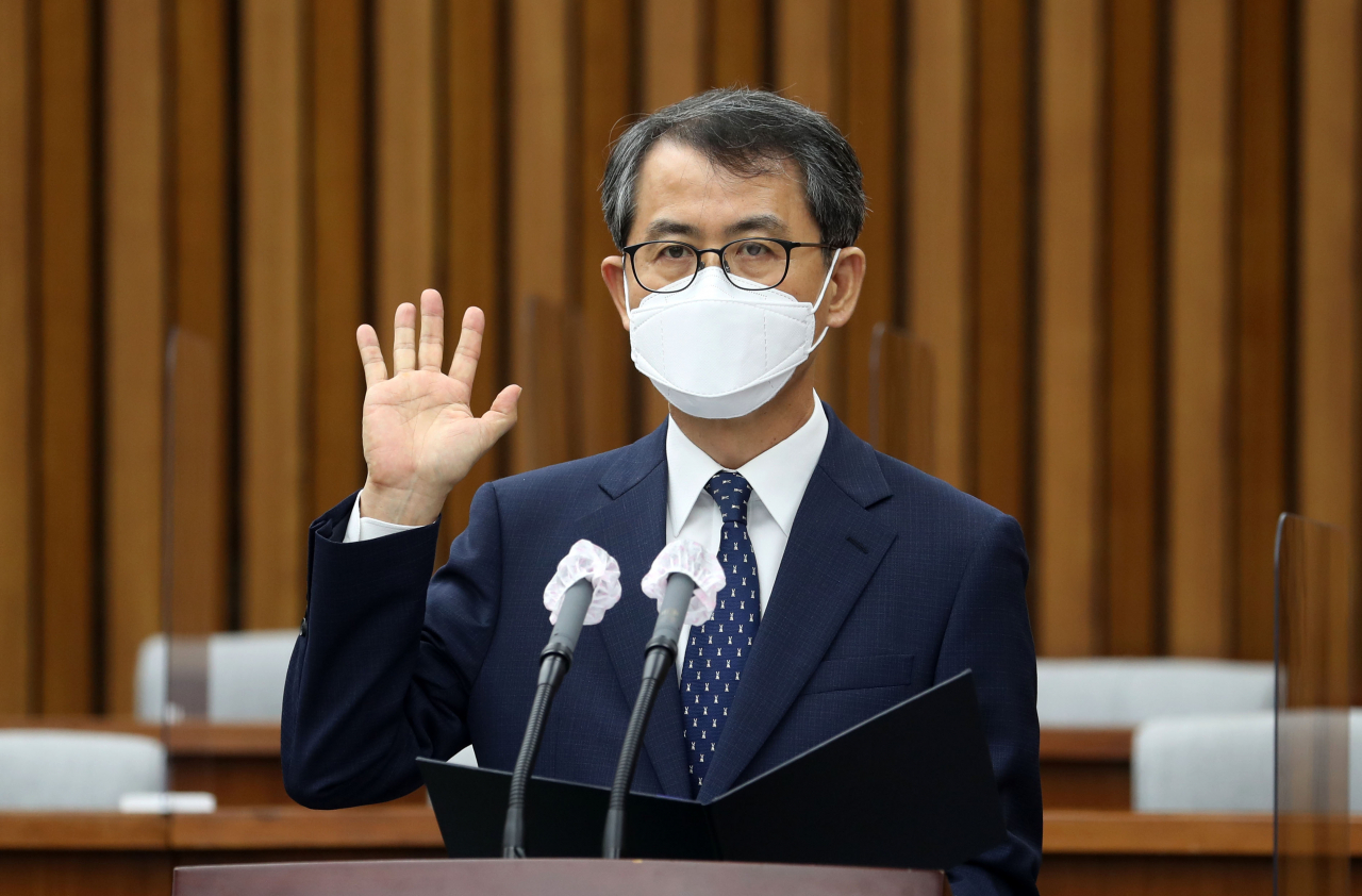 이흥구 대법관 후보자가 2일 오전 서울 여의도 국회에서 열린 인사청문회에 출석, 선서를 하고 있다. [연합]