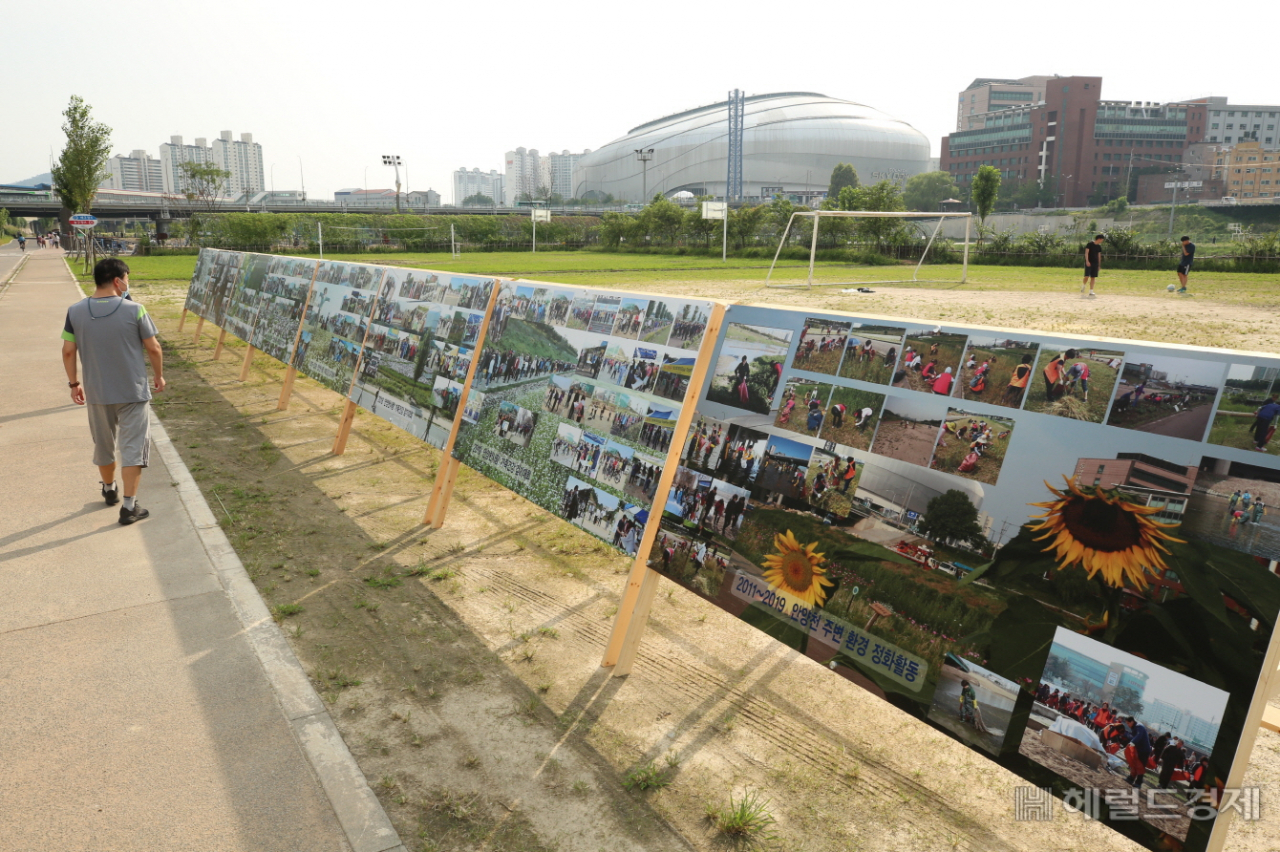 안양천사랑 가족건강 걷기대회가 100회를 맞아 A축구장 인근에서 지난 대회 사진을 전시 중이다. [구로구 제공]