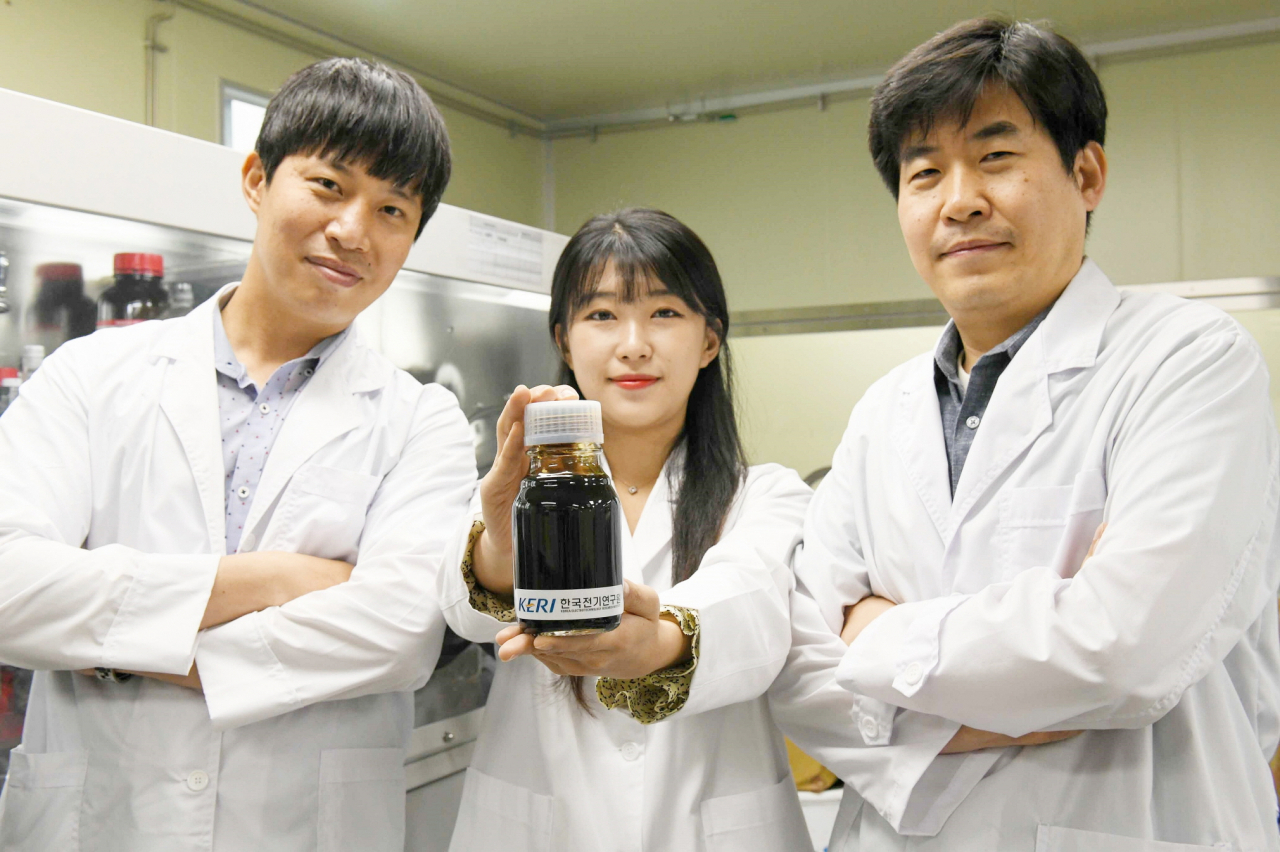 왼쪽부터 박준우 박사, 김민주 연구원, 이상민 센터장이 고체전해질 용액을 들어보이고 있다.[한국전기연구원 제공]