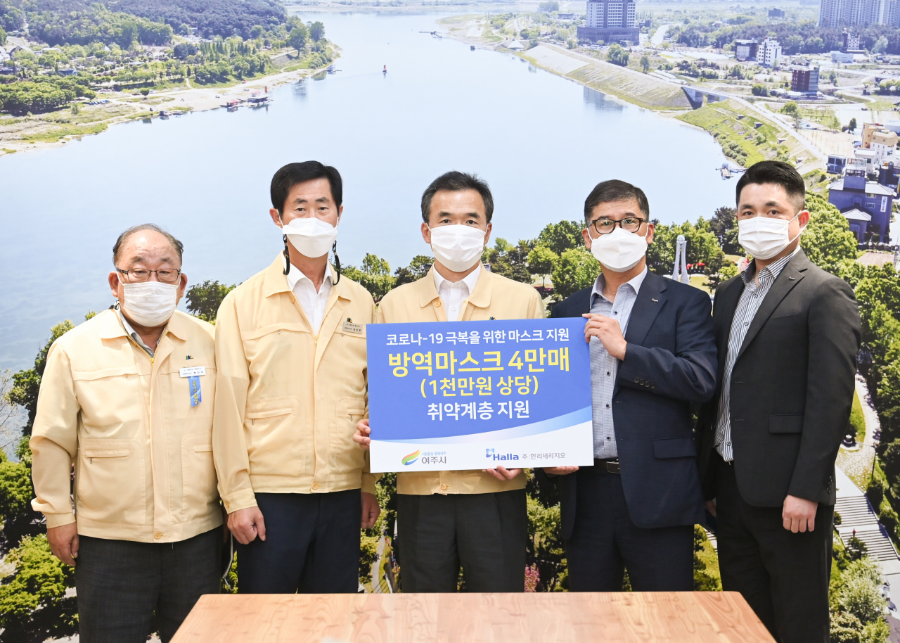 한라세라지오CC는 여주시에 방역마스크 4만매를 기탁했다. [여주시 제공]