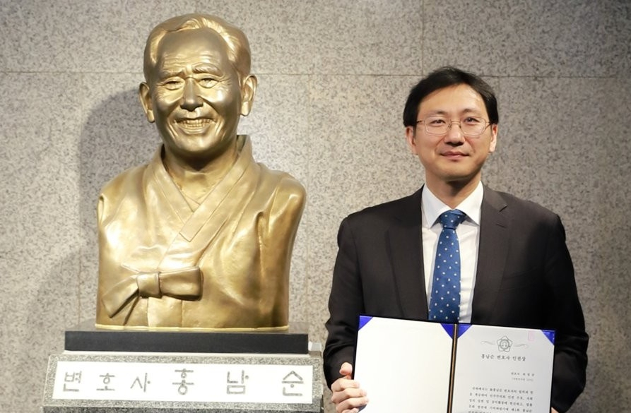 지난 1월 20일 오후 광주지방변호사회관에서 ‘제1회 홍남순 변호사 인권상’ 수상자인 최정규 변호사가 홍남순 변호사 흉상 옆에서 기념사진을 찍고 있다. 최 변호사는 ‘고양 저유소 풍등 화재사건’ 등의 변호를 맡아 왔다. [연합]
