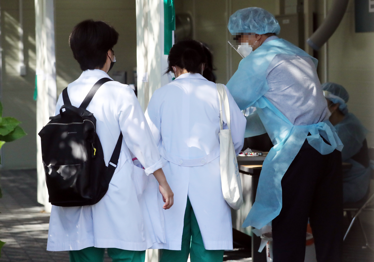 8일 서울 아산병원 선별진료소에서 집단휴진에서 복귀한 전공의 등 의료진들이 업무에 앞서 코로나19 검사를 받고 있다. [연합]