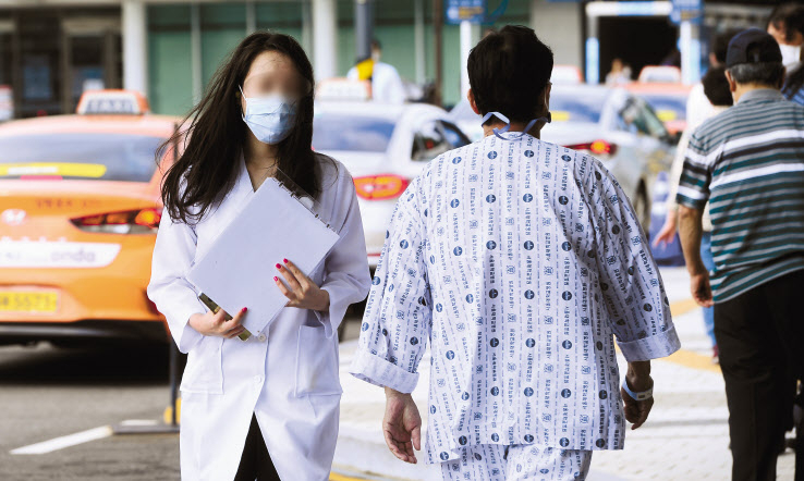 집단휴진을 벌인 지 18일 만에 전공의들이 업무에 복귀했다. 8일 오전 서울 종로구 서울대학교병원에 근무하는 의료진들이 병동으로 이동하고 있다. 박해묵 기자