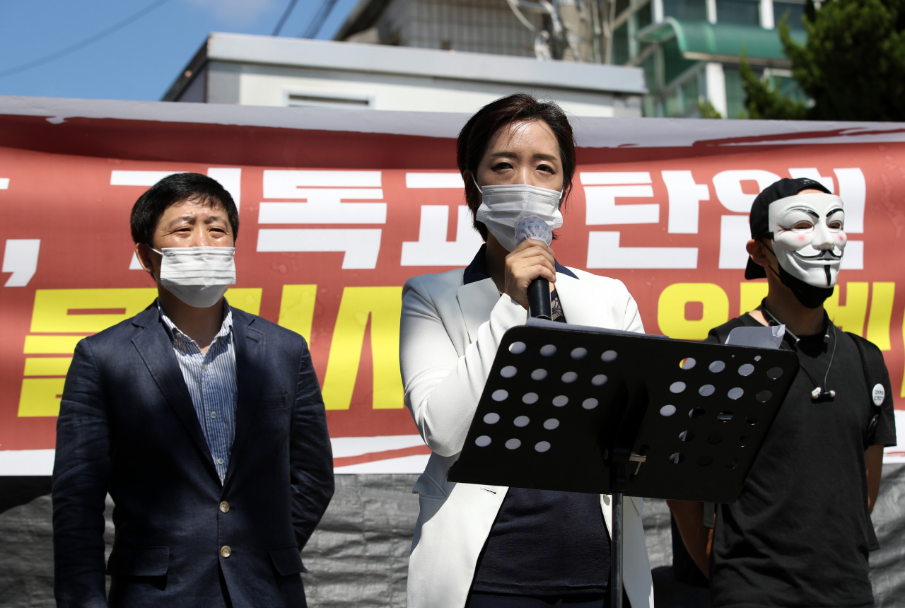 8일 오전 서울 성북구 사랑제일교회 앞에서 열린 사랑제일교회 및 국민소송 변호인단과 자유북한운동연합의 공동 기자회견에서 사랑제일교회의 강연재 변호사가 성명을 발표하고 있다. [연합]