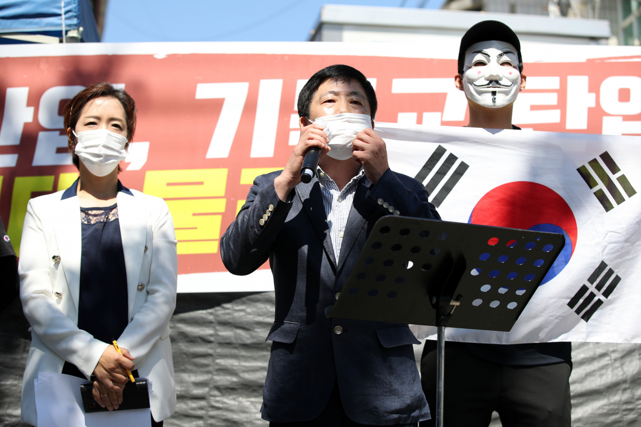 8일 오전 서울 성북구 ‘사랑제일교회’ 앞에서 열린 사랑제일교회 및 국민소송 변호인단과 자유북한운동연합의 공동 기자회견에서 박상학(가운데) 자유북한운동연합 대표가 발언하고 있다. 왼쪽은 사랑제일교회 측 강연재 변호사. [연합]