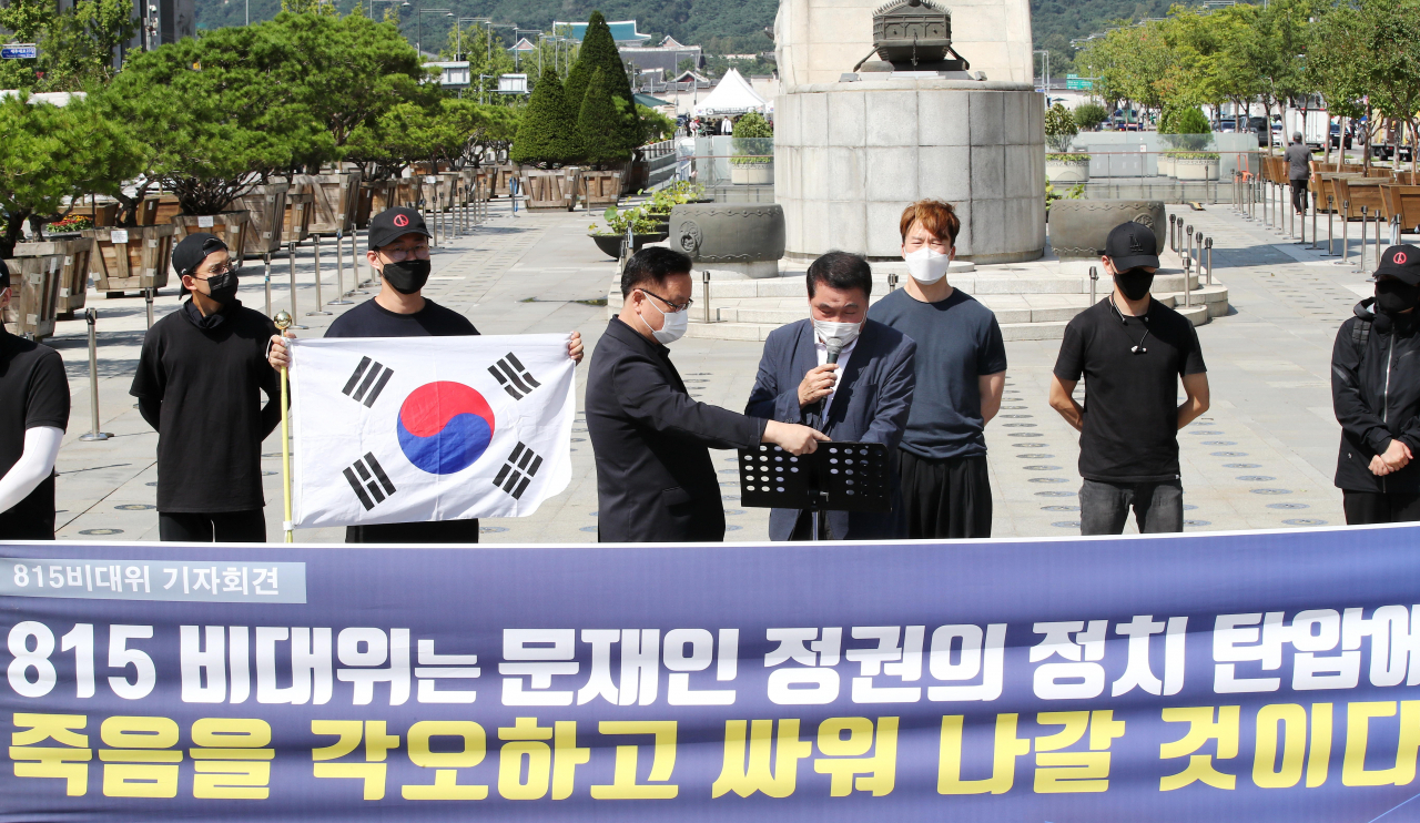 8일 오후 서울 종로구 광화문광장 이순신동상 앞에서 8·15 집회 참가자 국민비상비상대책위원회가 법원의 전광훈 목사 보석 취소 결정을 규탄하는 기자회견을 하고 있다. [연합]
