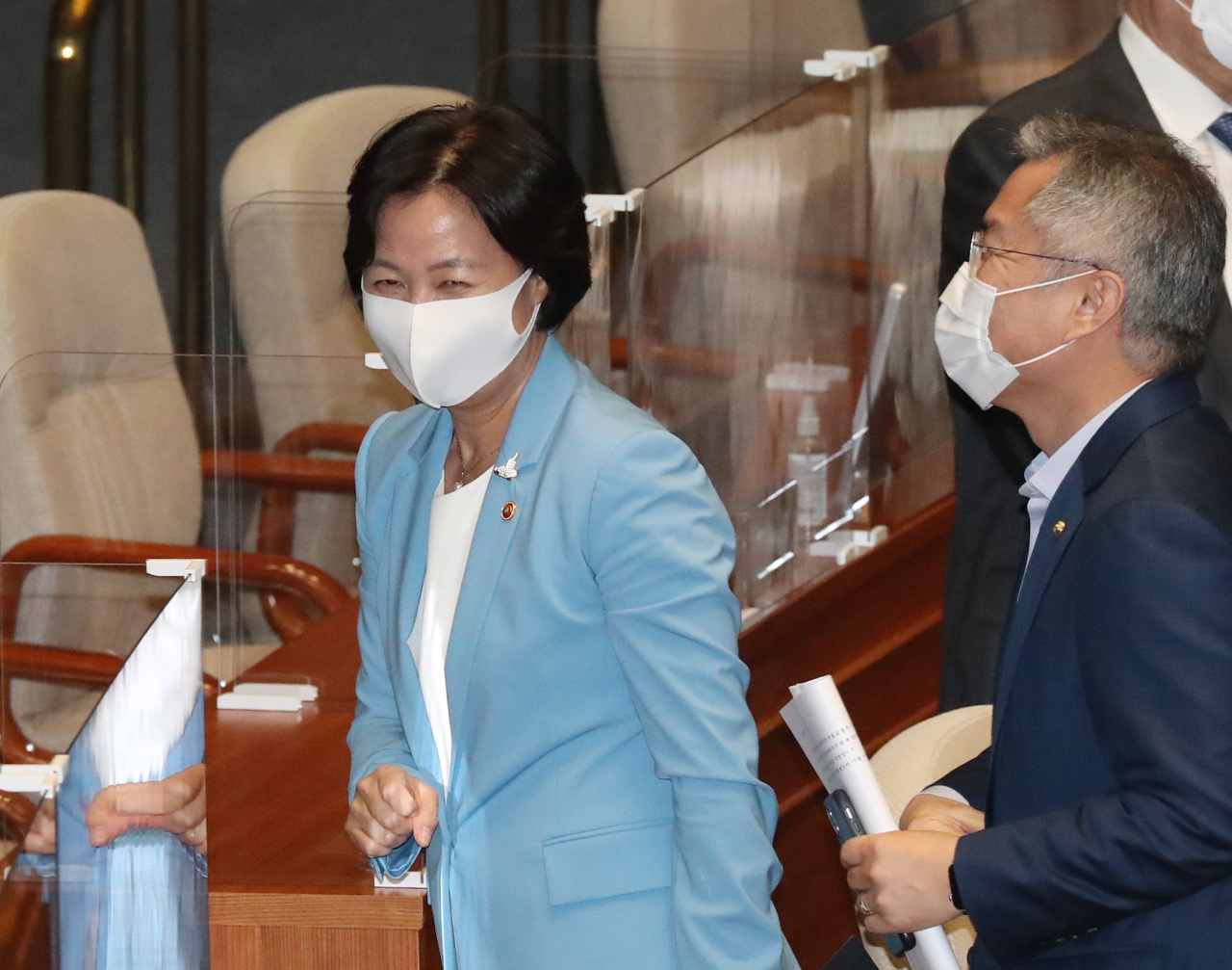 추미애 법무부 장관이 8일 국회 본회의장에서 열린 교섭단체 대표연설에 참석한 뒤 퇴장하며 열린민주당 최강욱 대표와 웃으며 대화하고 있다. [연합]