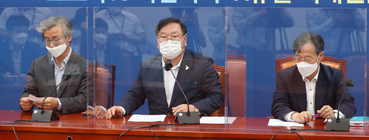 김태년 더불어민주당 원내대표가 8일 오후 국회에서 열린 원내대표단-상임위간사단 연석회의에서 발언하고 있다. [연합]