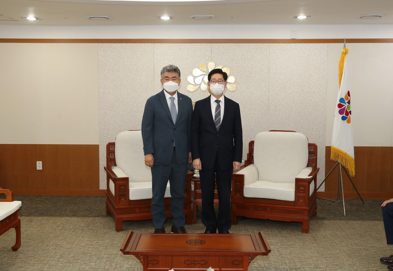 정원주 바르게살기 운동협의회 회장(왼쪽)과 양승조 충남지사가 8일 충남도청에서 올해 충남서 개최하기로 한 ‘바르게살기운동 전국회원대회’를 내년으로 연기하는 방안을 논의했다.