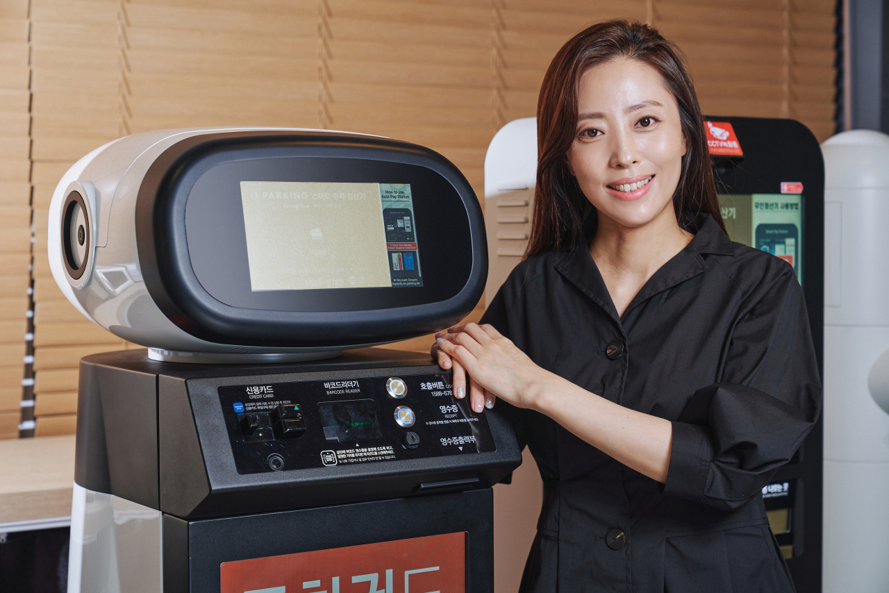 이화진 파킹클라우드 총괄부대표가 주차관제시스템인 '아이봇(i-bot)'에 대해 설명하고 있다. [파킹클라우드 제공]