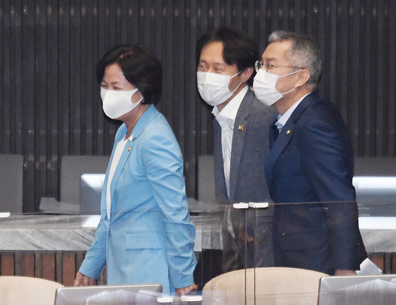 추미애 법무부 장관과 더불어민주당 이탄희 의원, 열린민주당 최강욱 대표가 8일 오후 국민의힘 주호영 원내대표의 교섭단체 대표연설이 끝난 후 국회 본회의장에서 퇴장하고 있다. [연합]