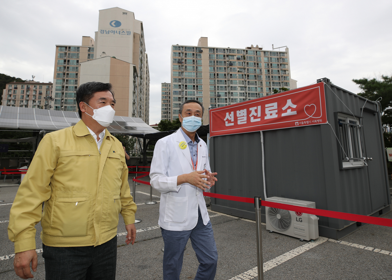 지난 1일 서정협 서울시장 권한대행이 서울 서북병원 선별진료소를 방문해 운영상황 등을 점검하고 있다. [연합]