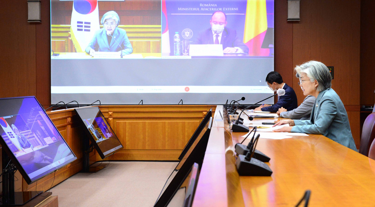 강경화 외교부 장관이 루마니아 외교장관의 초청으로 진행된 공관장회의에서 발언하고 있다. [외교부 제공]