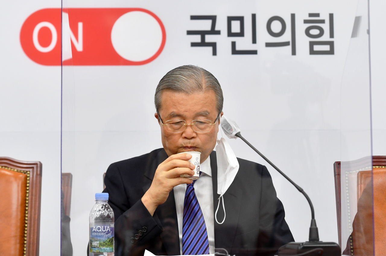 김종인 국민의힘 비상대책위원장이 7일 오전 서울 여의도 국회에서 열린 비상대책위원회의에서 물을 마시고 있다. [연합]