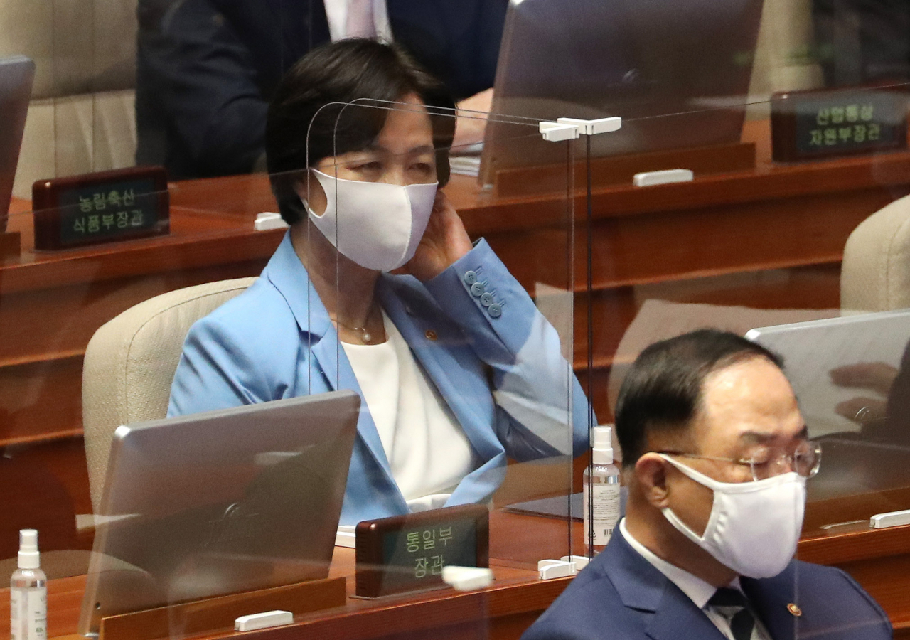 추미애 법무부 장관이 8일 오후 열린 국회 본회의에 출석해 국무위원석에 앉아 있다. [연합]