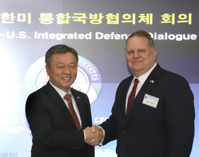 지난해 9월 26일 서울에서 열린 제16차 한미 통합국방협의체 회의에서 정석환 국방부 국방정책실장(왼쪽)과 하이노 클링크 미 국방부 동아시아 부차관보가 악수하고 있다.[연합]