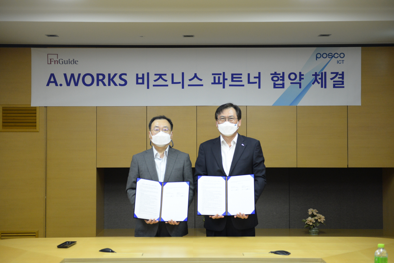 포스코ICT 손건재 사장(오른쪽)과 에프앤가이드 이철순 사장(왼쪽)이 포스코ICT 판교사옥에서 금융기관 대상 RPA 확산을 위한 양해각서를 체결하고 기념 촬영하고 있다. [포스코ICT 제공]
