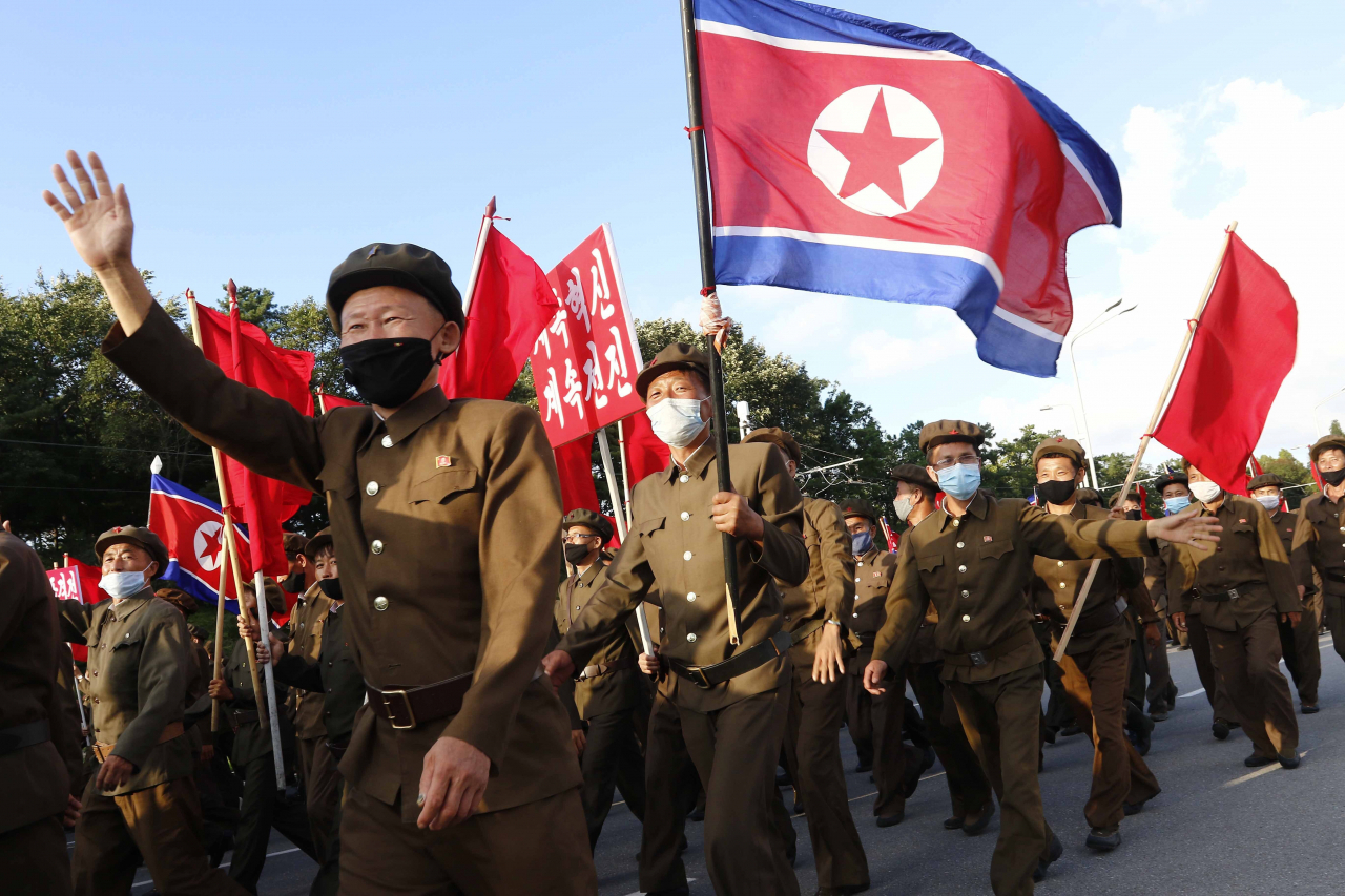 함경도 태풍 피해복구 지원을 위해 현장으로 향하는 평양시 당원사단이 8일 금수산태양궁전 앞 광장을 지나고 있다. [AP]