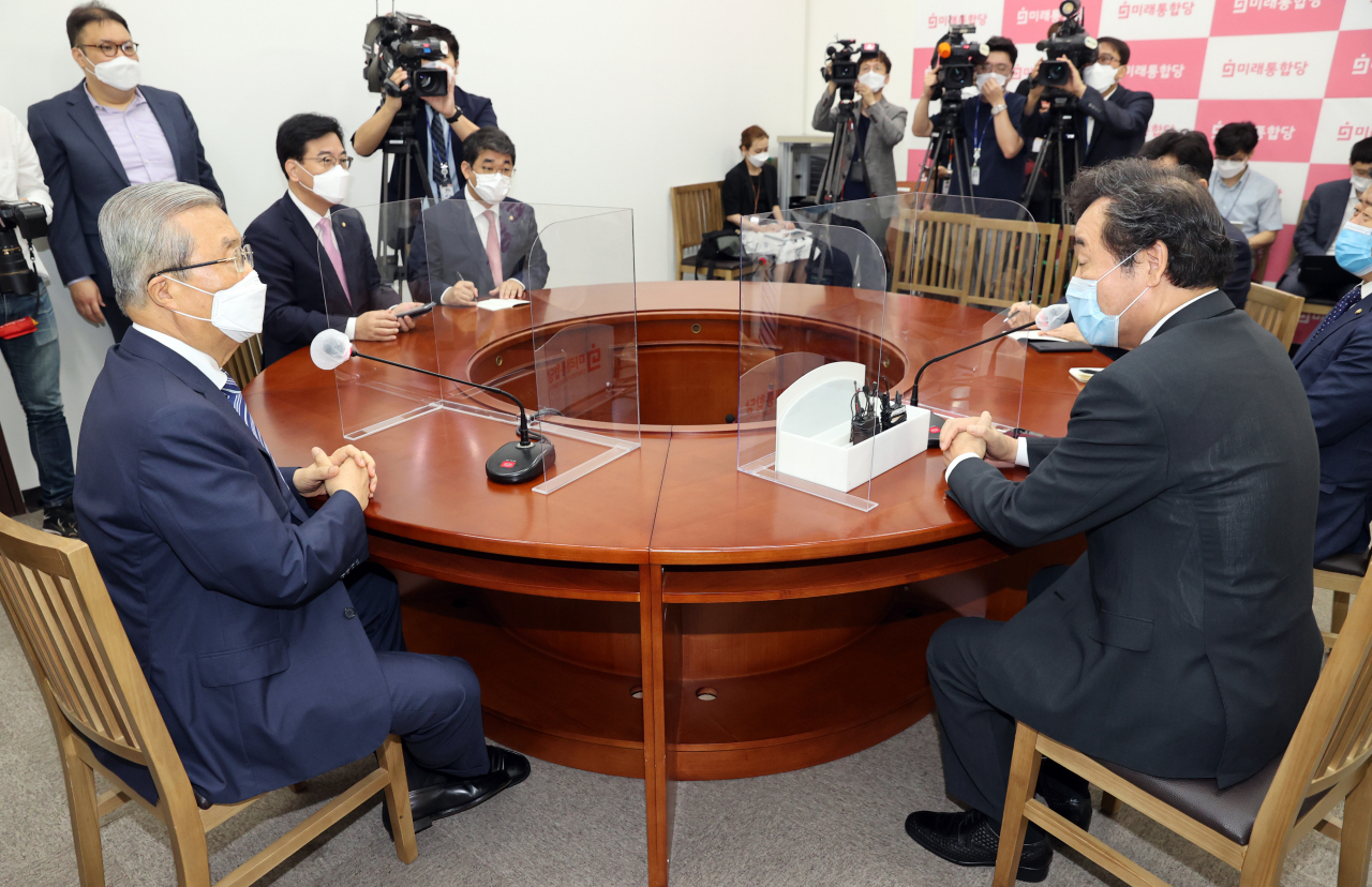 이낙연 더불어민주당 신임 당대표(오른쪽)가 지난 1일 인사차 김종인 국민의힘 비상대책위원장을 만나 대화하고 있다. [연합]