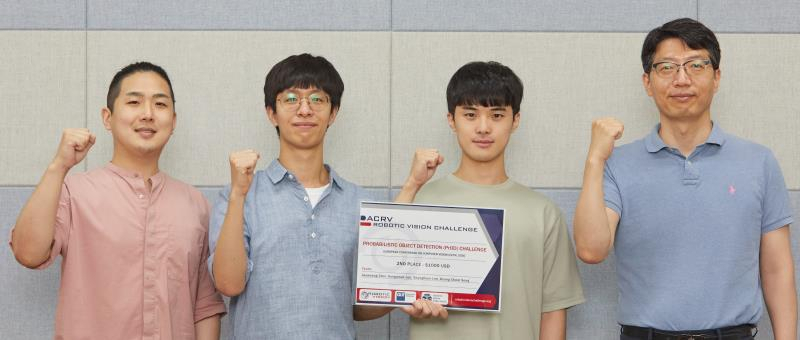 ECCV 로봇비전챌린지에서 2위를 수상한 송병철 교수 연구팀.〈사진 왼쪽부터〉 이승현(박사과정), 최재웅(석사과정), 이성욱(석사과정), 송병철 전자공학과 교수.