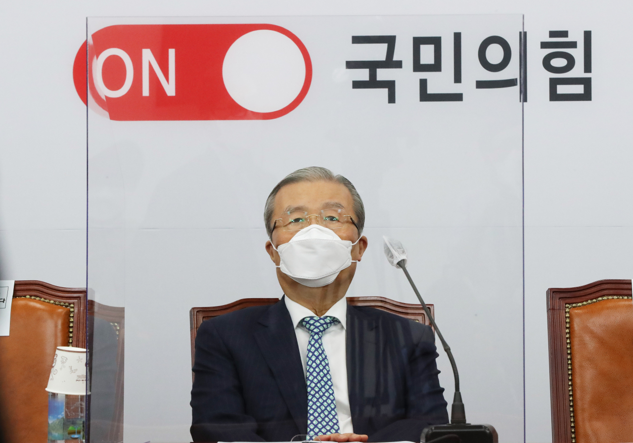 김종인 국민의힘 비상대책위원장이 9일 오전 국회에서 열린 비상대책위원장-중진의원 회의에서 서병수 의원의 발언을 경청하고 있다. [연합]