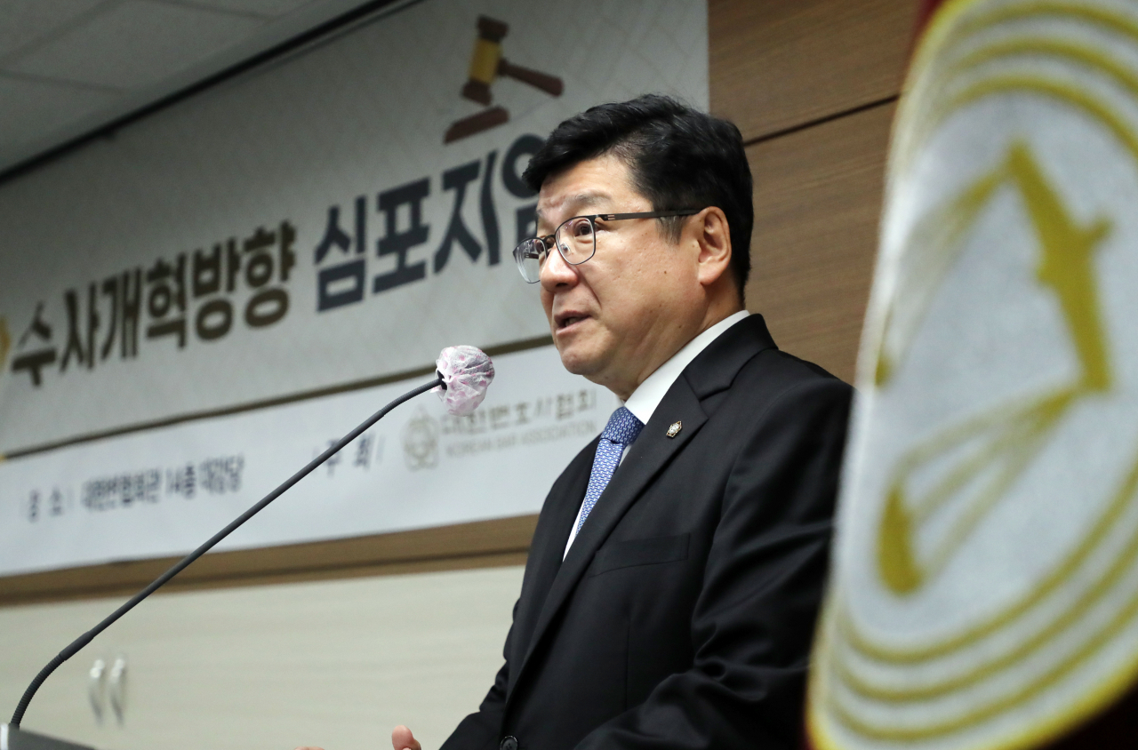 대한변호사협회 이찬희 회장이 17일 서울 대한변협회관에서 열린 국민을 위한 수사개혁방향 심포지엄 개회식에서 인사말을 하고 있다. [연합]