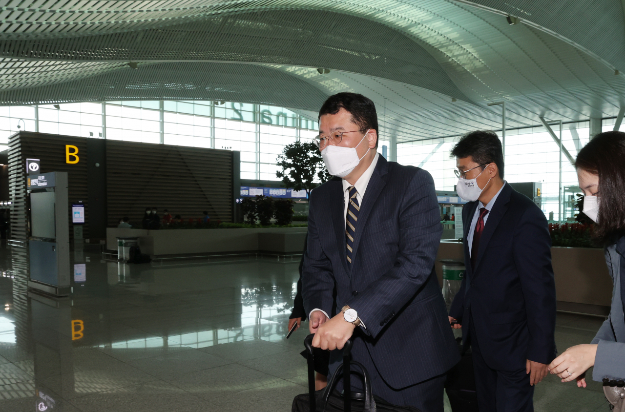 최종건 외교부 1차관이 9일 오전 인천국제공항 제2여객터미널에서 미국으로 출국하고 있다. [연합]