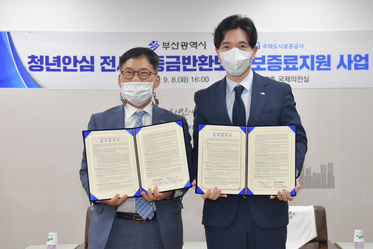 지난 8일 부산시청 국제의전실에서 전대현(왼쪽) HUG 금융사업본부장과 박성훈 부산시 경제부시장이 협약 체결 후 기념촬영을 하고 있다. [주택도시보증공사(HUG) 제공]